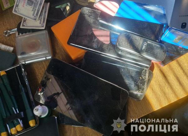 Полиция обнаружила у кременчужанина дома ворованные вещи, наркотики и боеприпас