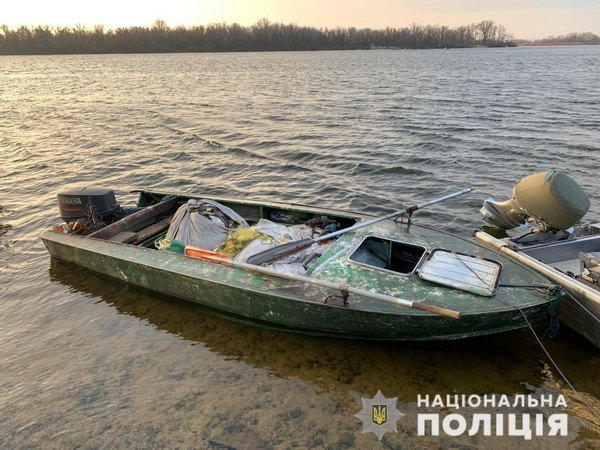 При попытке бегства браконьеры протаранили лодку кременчугкой полиции