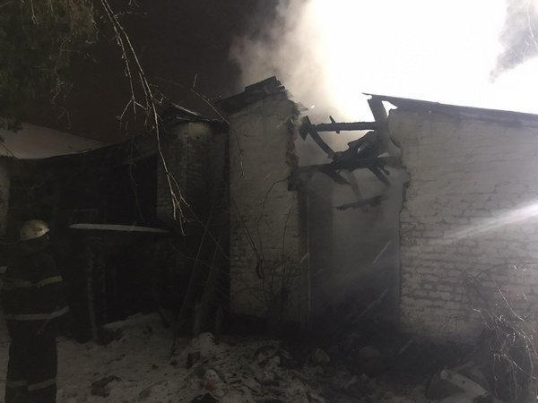 Кременчугские пожарные почти два часа тушили здание на ул. Приходько