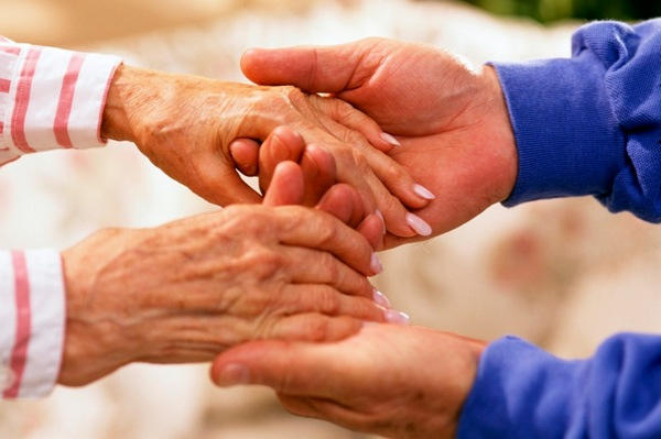 Дом престарелых: как посещать, чтобы не доставлять неудобств