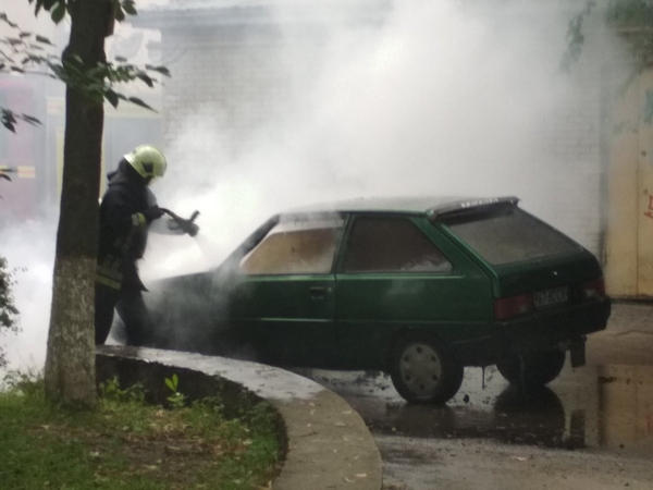 Кременчугские спасатели тушили пожар в автомобиле на Гвардейской