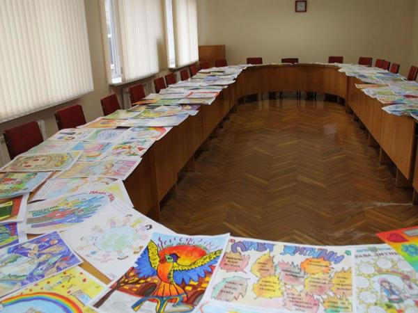 В Кременчуге объявлены победители конкурса рисунков "Мои права"