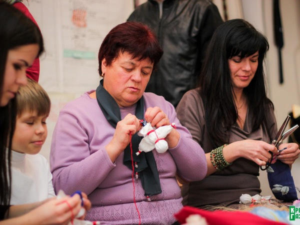 Жителей Кременчуга научили мотать кукол-мотанок