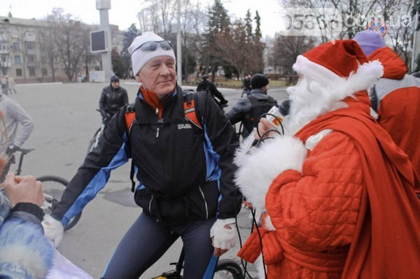 На велопробег в Кременчуге пришел Дед Мороз