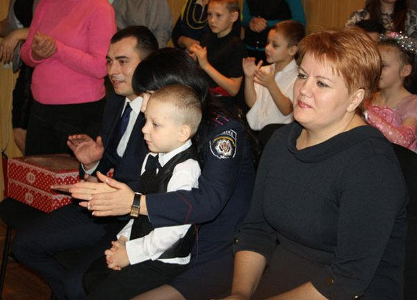 Кременчугская полиция подарила детям "николайчиков"