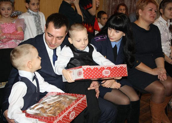 Кременчугская полиция подарила детям "николайчиков"