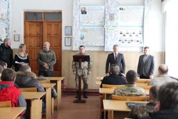 Кременчугским военным вручили нагрудные знаки "Участник АТО"