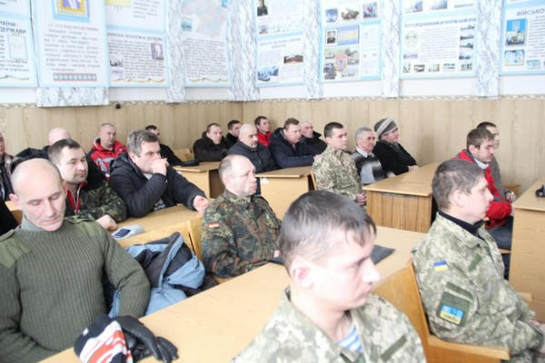 Кременчугским военным вручили нагрудные знаки "Участник АТО"
