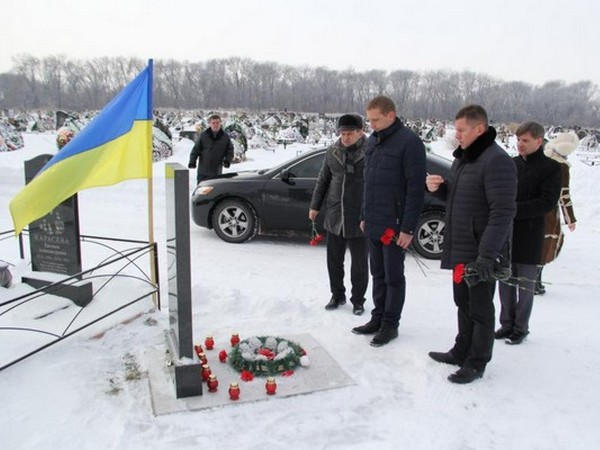 Руководители Кременчуга почтили память погибших участников АТО и Евромайдана