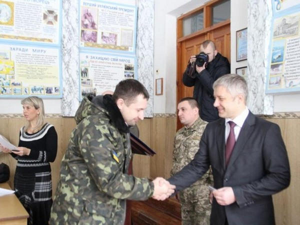 Кременчугским военным вручили нагрудные знаки «Участник АТО»