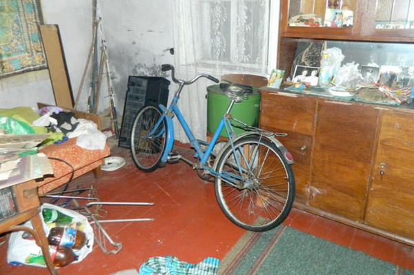 За долг в 15 грн. у женщины забрали радио, велосипед и чуть не убили
