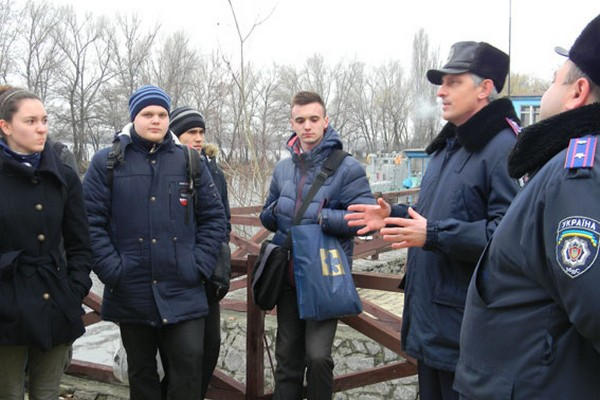 Водные полицейские Кременчуга рассказали школьникам о своей работе и штрафах