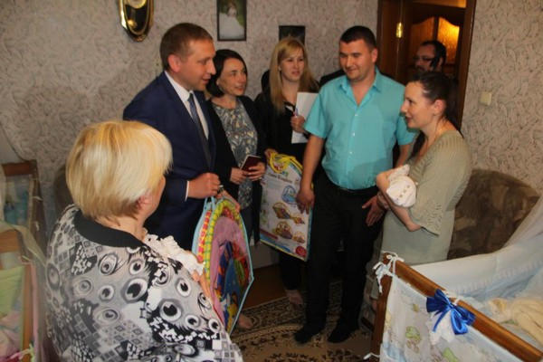 Виталий Малецкий поздравил счастливых родителей тройни