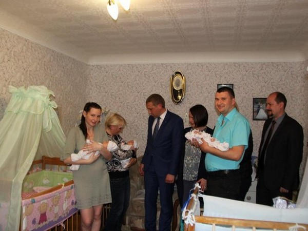 Виталий Малецкий поздравил счастливых родителей тройни
