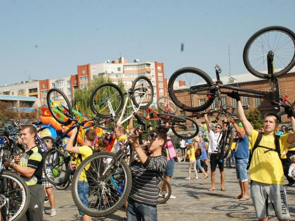 Кременчугские велосипедисты решили присоединится к акции “Спаси жизнь ребенку”