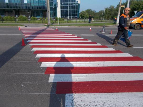 Пешеходные переходы Кременчуга раскрасили в красно-белый цвет