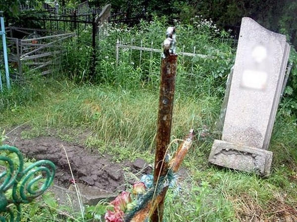 На кладбище в Кременчуге орудуют вандалы