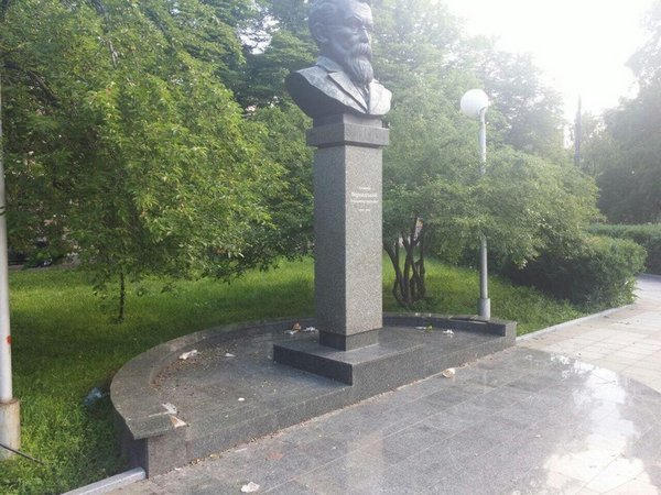 В Кременчуге вандалы испортили памятник Вернадскому