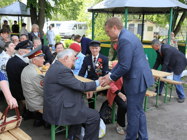 Кременчугские власти поздравили ветеранов Крюкова