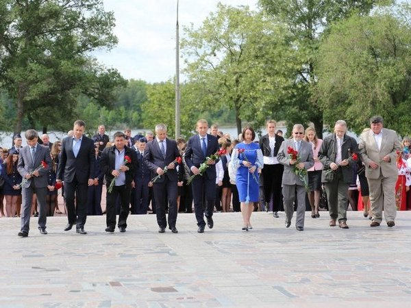В Кременчуге польские дипломаты возложили цветы к памятнику Кобзаря