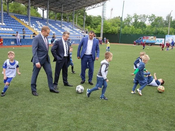Местные чиновники сыграли в футбол с кременчугскими детьми