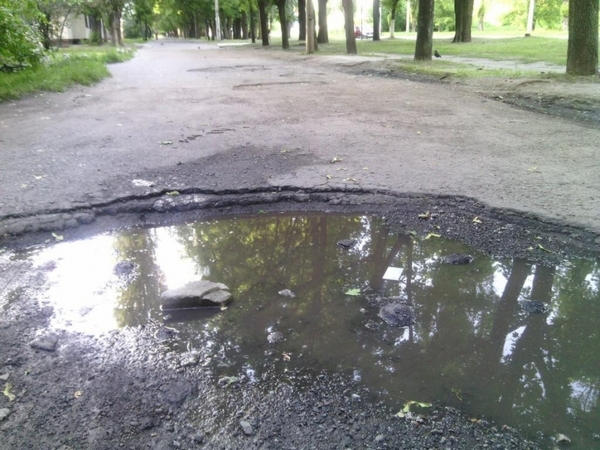 Кременчугские власти просят изыскать средства на ремонт тротуаров