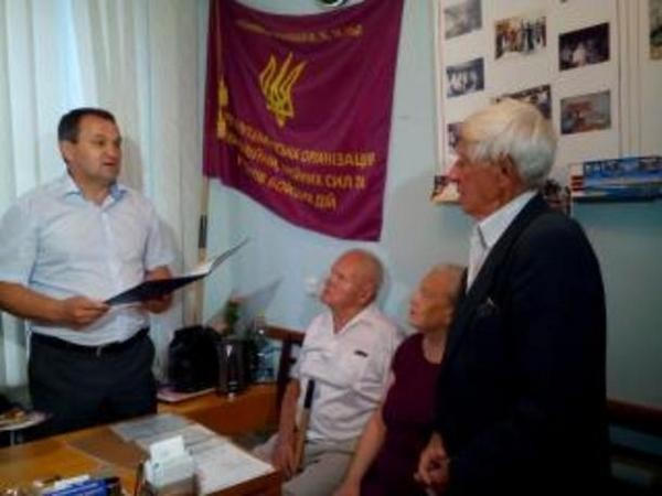 Кременчугские власти поздравили с 90-летним юбилеем бывшего заключенного Освенцима