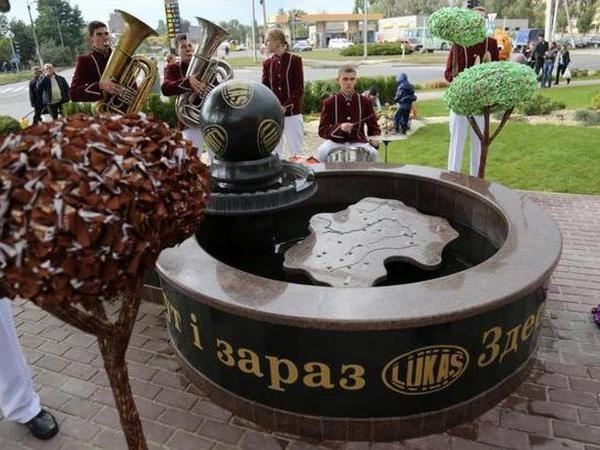 В Кременчуге ко Дню города открыли патриотический фонтан