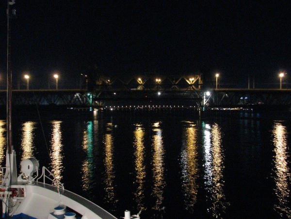 В Кременчуге мост через Днепр уже вторую неделю остается без света
