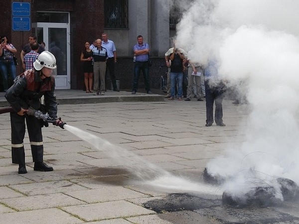 Кременчугские полицейские будут расследовать обстоятельства поджега шин под горсоветом