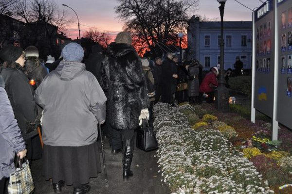 Кременчужане зажгли свечи в память о жертвах Голодомора