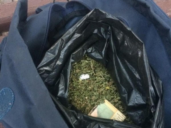 На вокзале в Кременчуге задержали парня с полным пакетом наркотиков