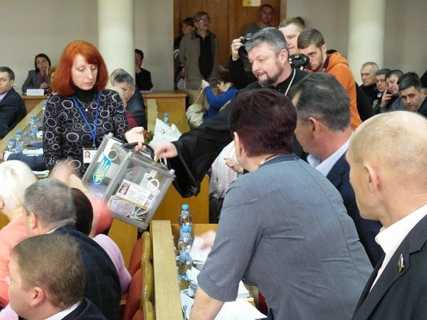 На сессии Кременчугского горсовета депутаты собирали средства на лечение онкобольной девочки