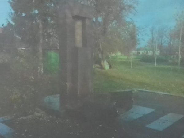 Вандалы разгромили памятник Макаренко в Кременчуге