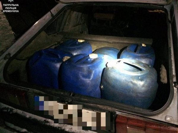 Кременчугские патрульные задержали водителя, перевозившего 180 литров неустановленного топлива