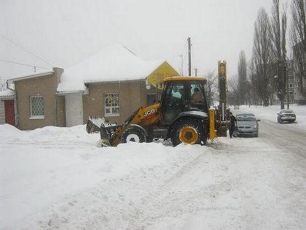 Кременчугские коммунальщики продолжают борьбу со снегом