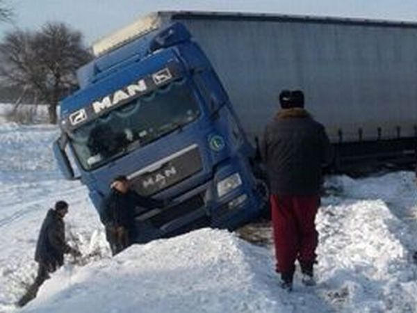 Полтавские спасатели вытягивают грузовики из снежных заносов