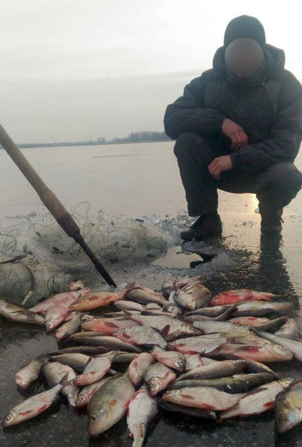 Водная полиция Кременчуга «на горячем» поймала рыбака-браконьера