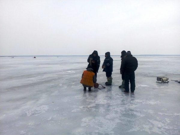 Вблизи Кременчуга 5 рыбаков пошли под лед