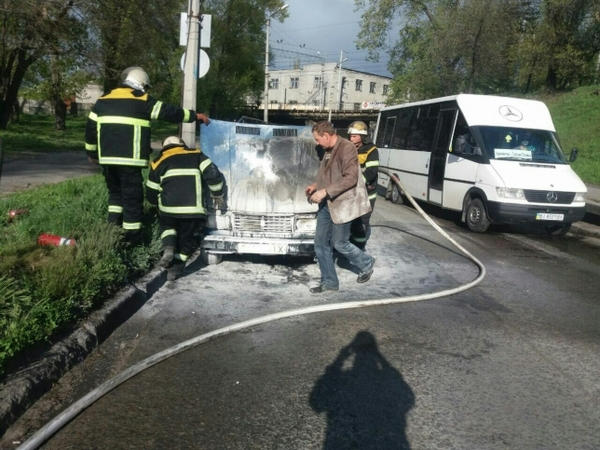 В Кременчуге автомобиль загорелся во время движения