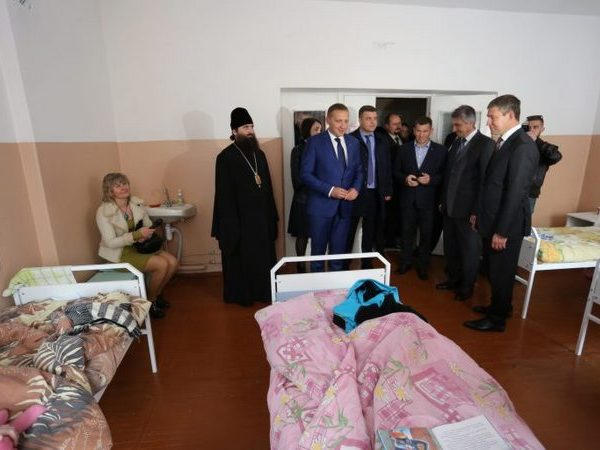 В детской больнице кременчугским чиновникам презентовали кровати за миллион