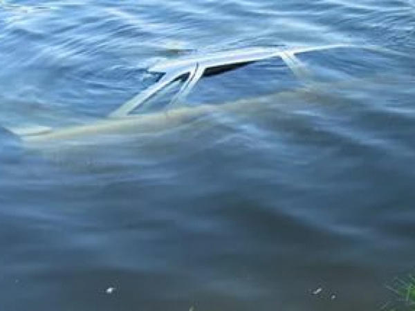 В Кременчуге автомобиль пошел под воду