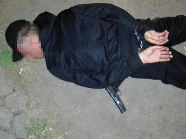 В Кременчуге вооруженный мужчина угрожал правоохранителям пистолетом