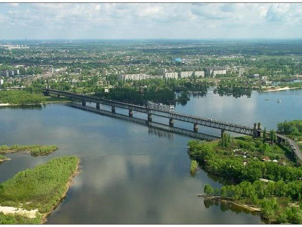 Кременчугских коммунальщиков призывают прекратить практику мытья моста через Днепр