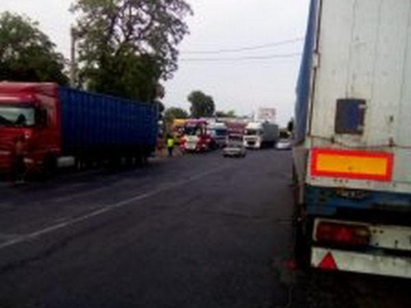 С наступлением жары дорога грузовикам в Кременчуг закрыта
