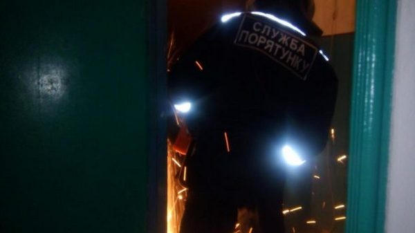 Кременчугские пожарники тушили входные двери квартиры