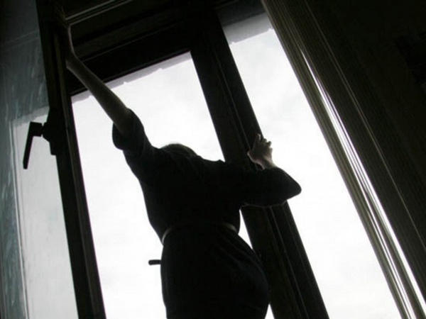В Кременчуге молодая девушка выпала из окна