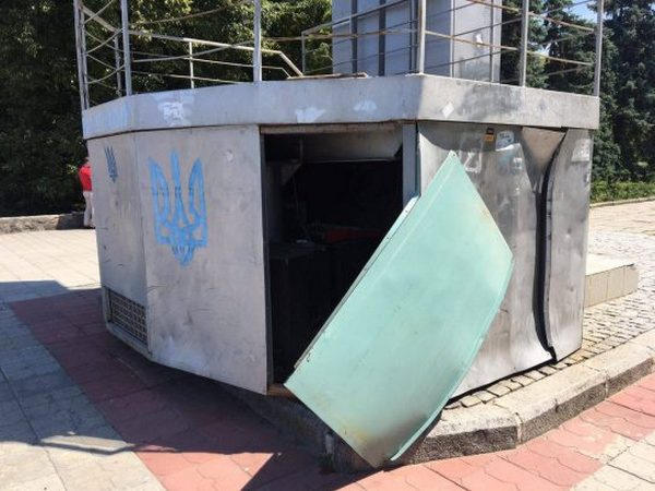 В Кременчуге вандалы разломали обшивку под экраном на площади Независимости