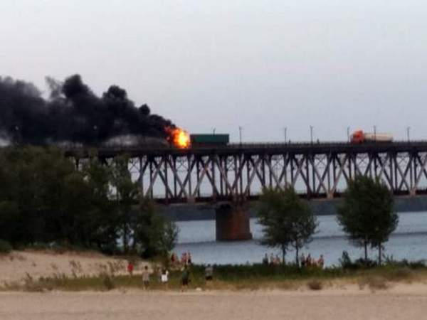 В Кременчуге горел грузовик: на Крюковском мосту образовалась пробка