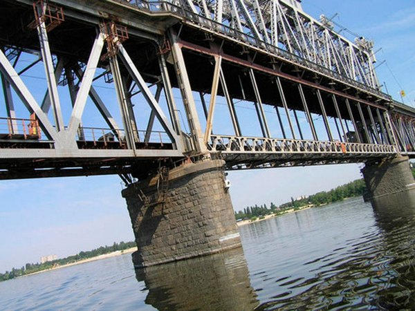 Новый способ купания: в Кременчуге мужчина прыгнул с моста